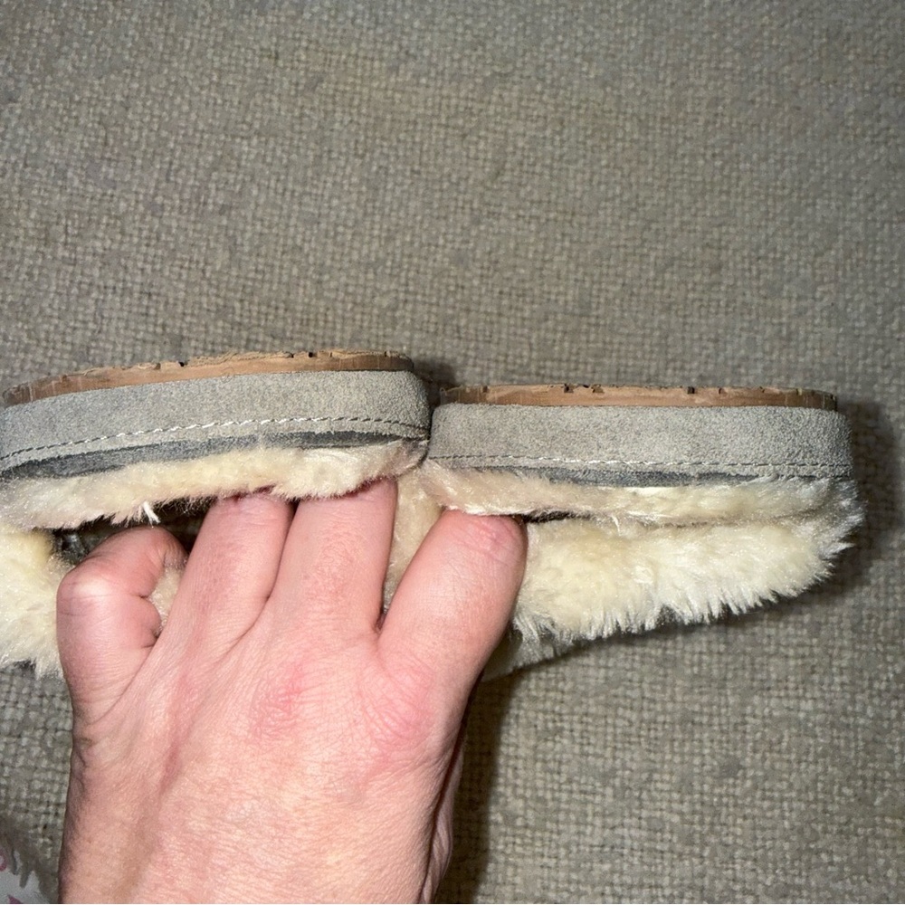 LIKE NEW Minnetonka Grey Sheepskin Suede Slides 9 - Picture 4 of 7